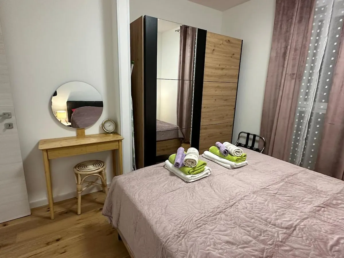 Apartment Gold Pula 0*,